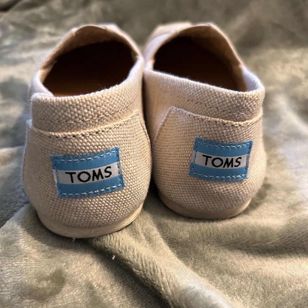 Tom’s VGUC SLIP ON SHOES